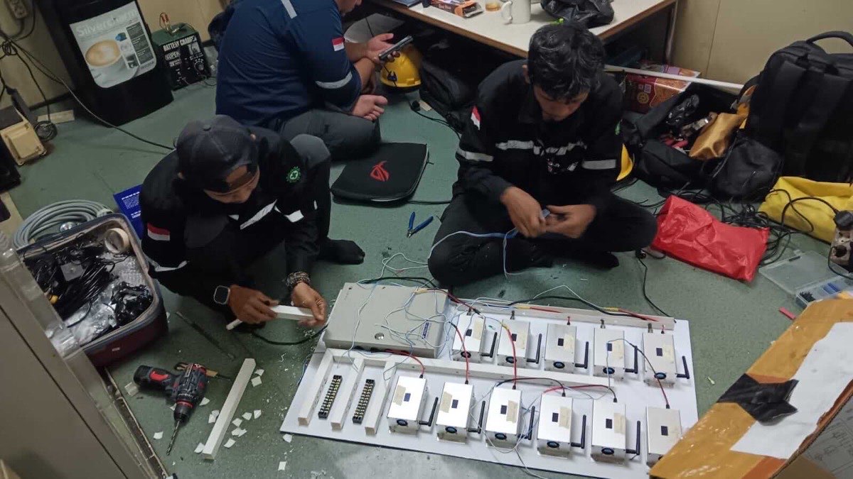 Real-time Monitoring on Board Engineers Reviewing IoT Data